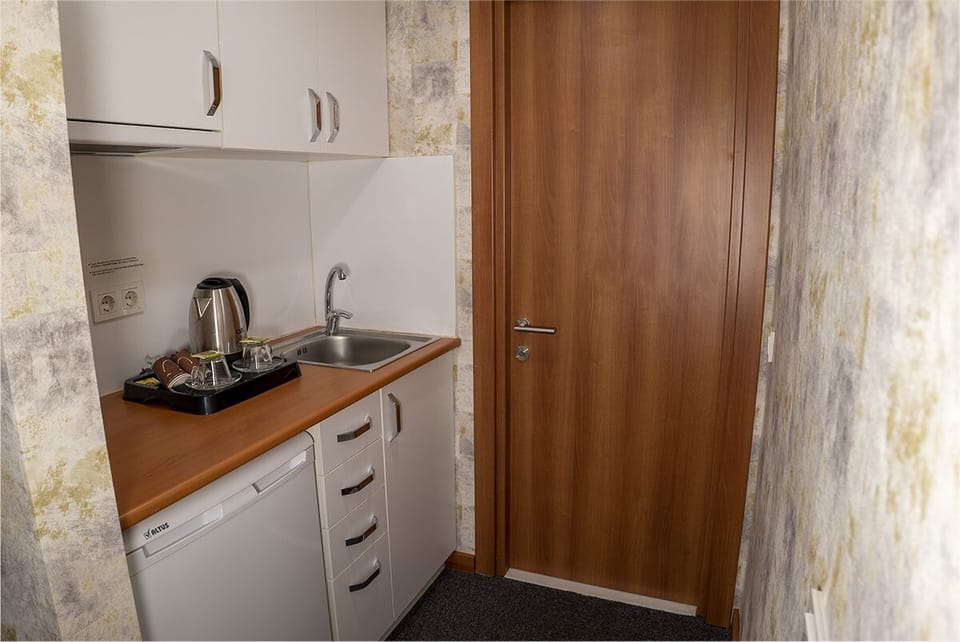 Comfort Condo | Private kitchen | Mini-fridge, kitchen islands