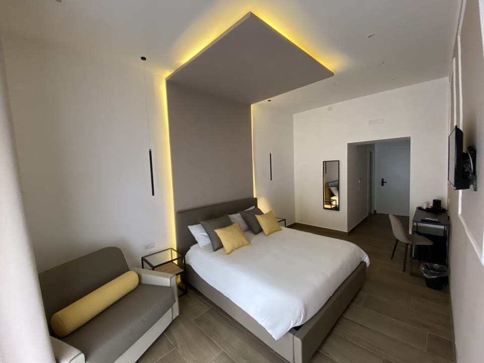 Deluxe Room | Premium bedding, down comforters, memory foam beds, minibar