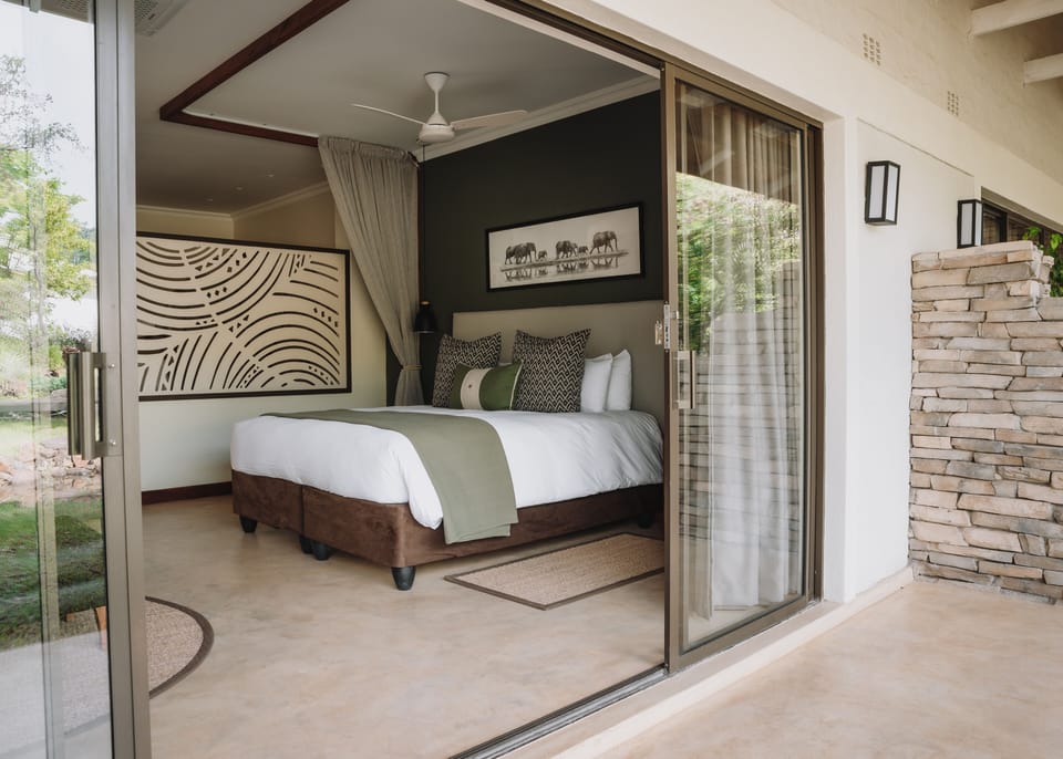 Luxury Double or Twin Room | Premium bedding, in-room safe, desk, laptop workspace