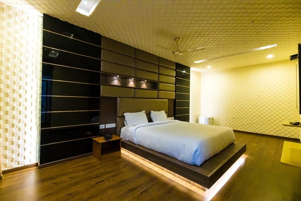 Premium Room, Non Smoking | In-room safe, individually decorated, individually furnished, desk
