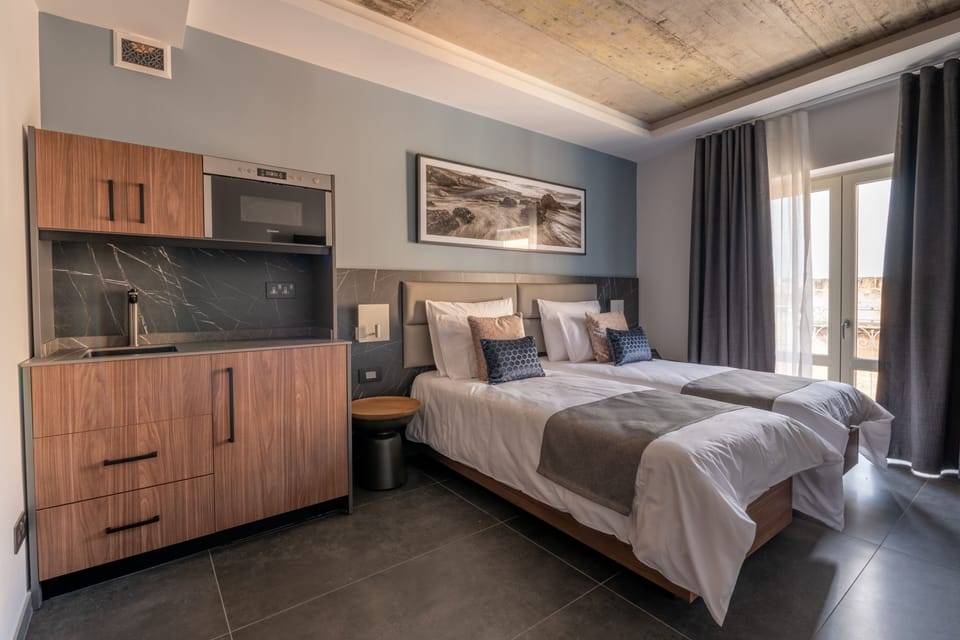 Deluxe Room, 1 King Bed | Premium bedding, memory foam beds, minibar, in-room safe