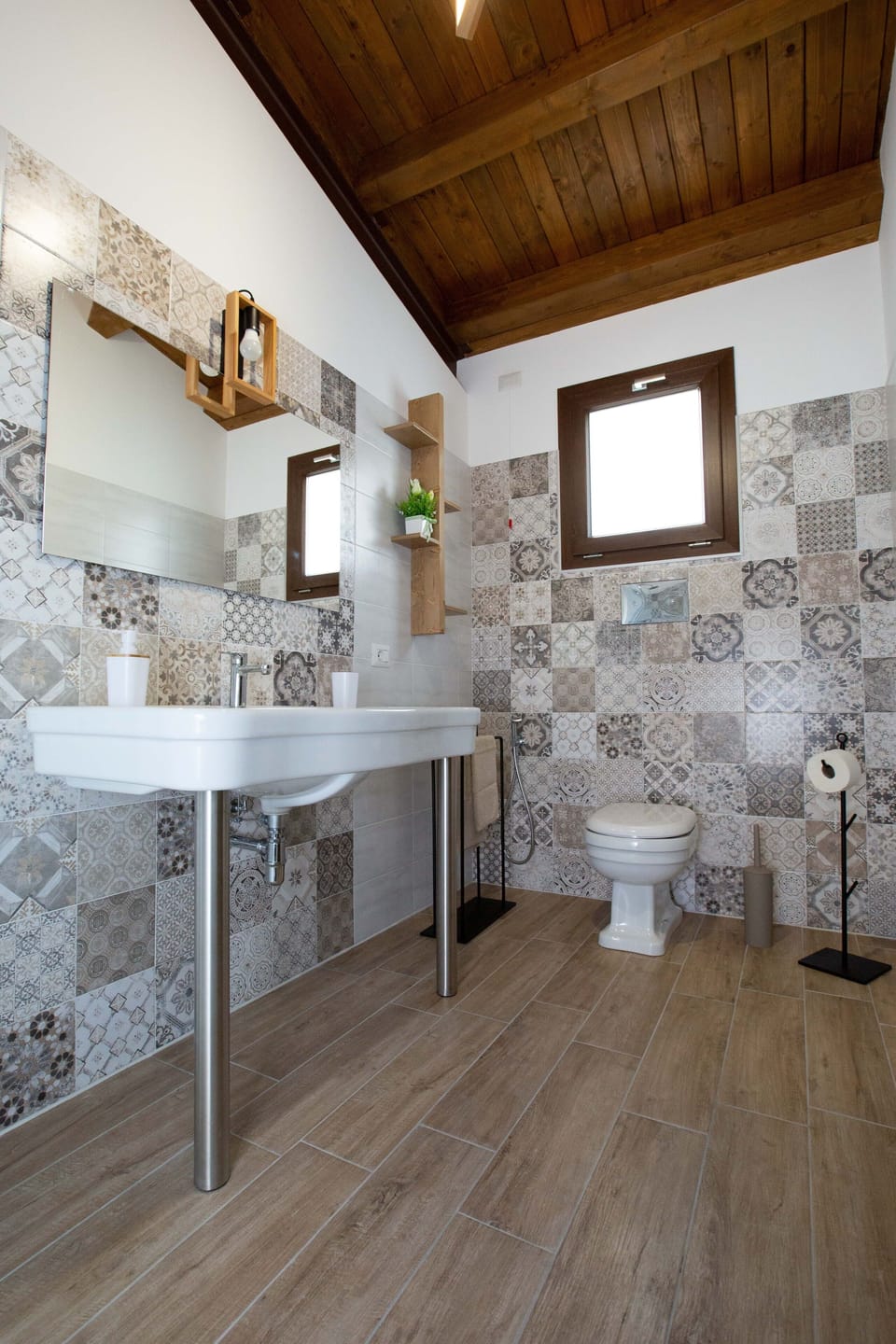 Superior Room | Bathroom | Shower, rainfall showerhead, hair dryer, towels