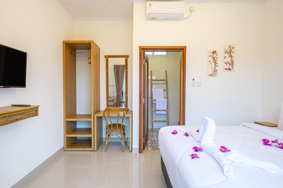 Deluxe Room, Non Smoking, Pool View | Down comforters, pillowtop beds, in-room safe, desk