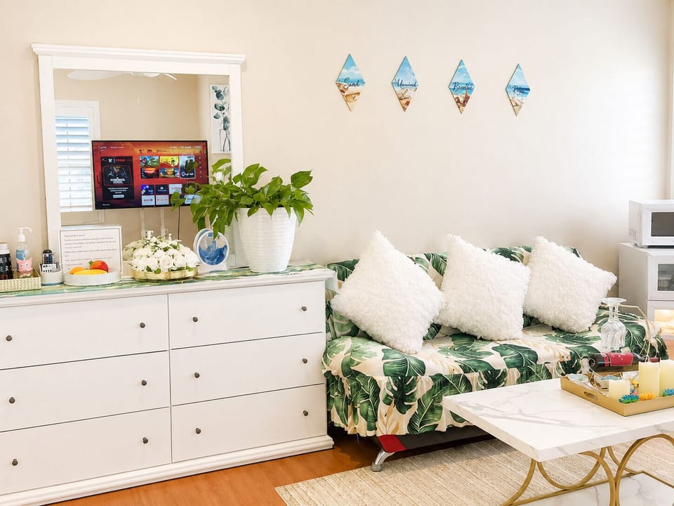 Private Deluxe Queen Room | 1 bedroom, desk, laptop workspace, iron/ironing board (on request)