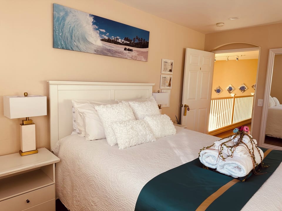 Private Deluxe Queen Room | 1 bedroom, individually decorated, individually furnished, desk