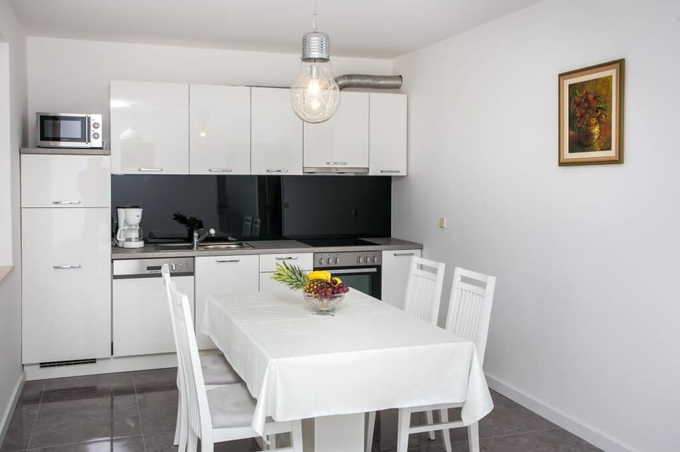 Apartment (Two Bedroom Apartment with Balcony) | Dining room