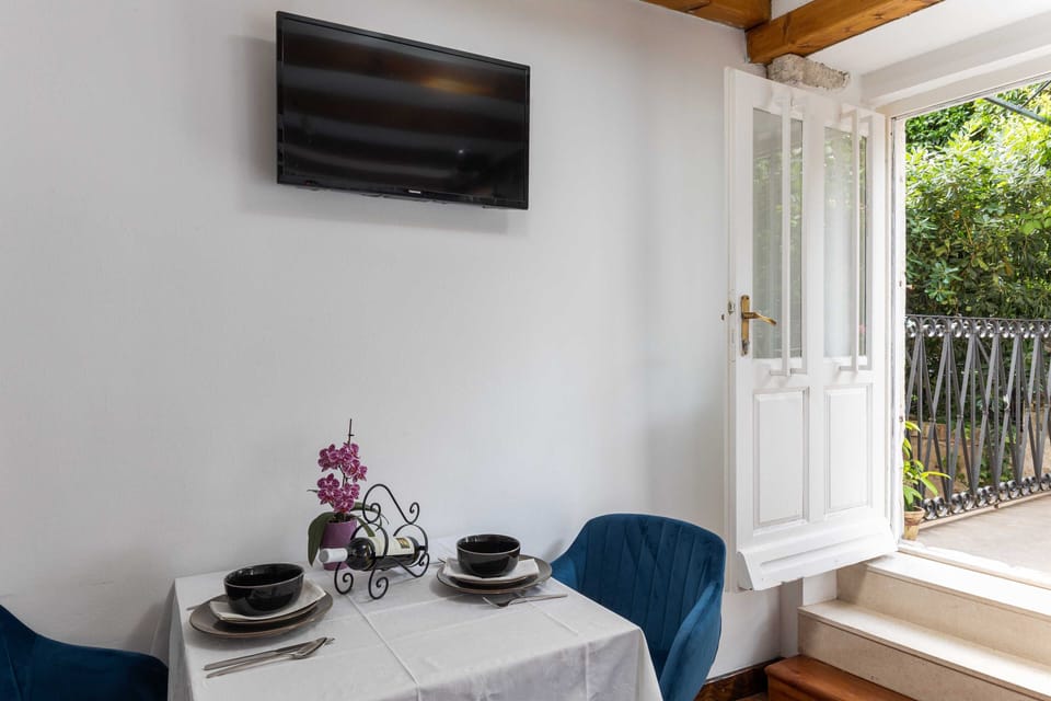 Studio (Studio Apartment with Balcony and Old) | Interior