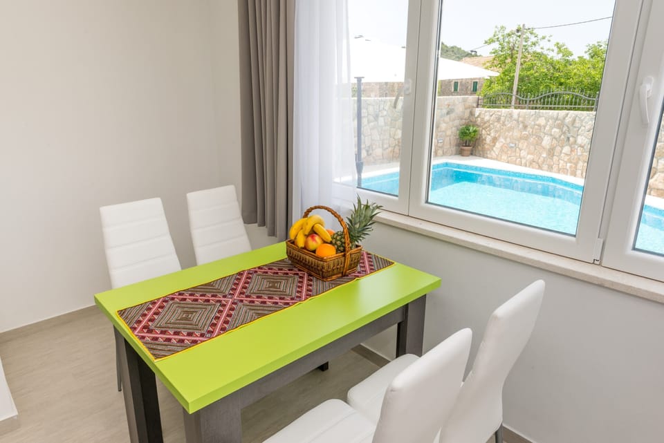 Villa (Villa Kabalero - Four-Bedroom Villa w) | Dining room