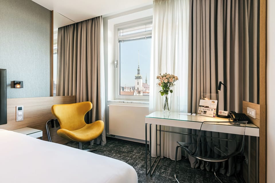 Business Single Room, 1 Large Twin Bed | Minibar, in-room safe, desk, laptop workspace