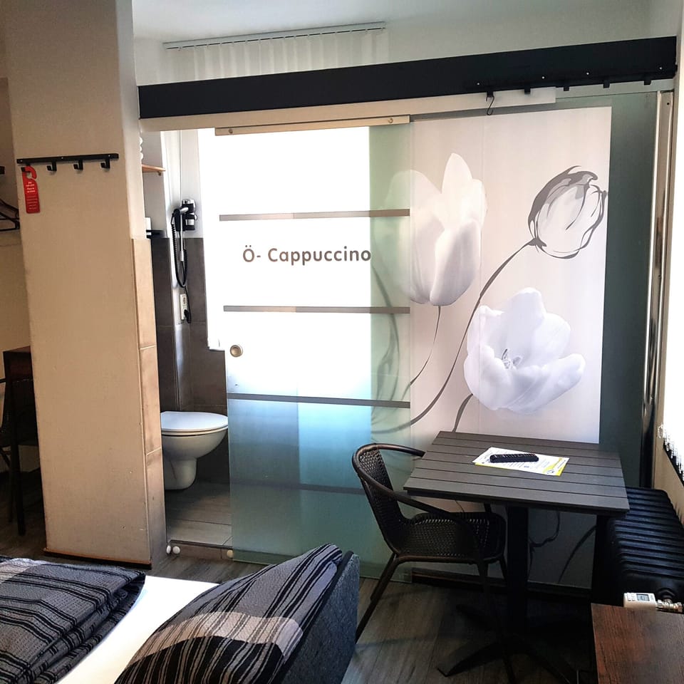 Deluxe Triple Room, Multiple Beds, Balcony, Courtyard View (Nr. 1108) | Bathroom | Combined shower/tub, eco-friendly toiletries, towels, soap