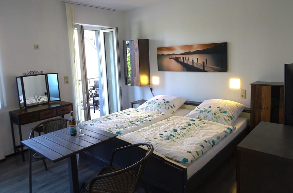 Deluxe Triple Room, Multiple Beds, Balcony, Courtyard View (Nr. 1108) | Premium bedding, individually decorated, individually furnished