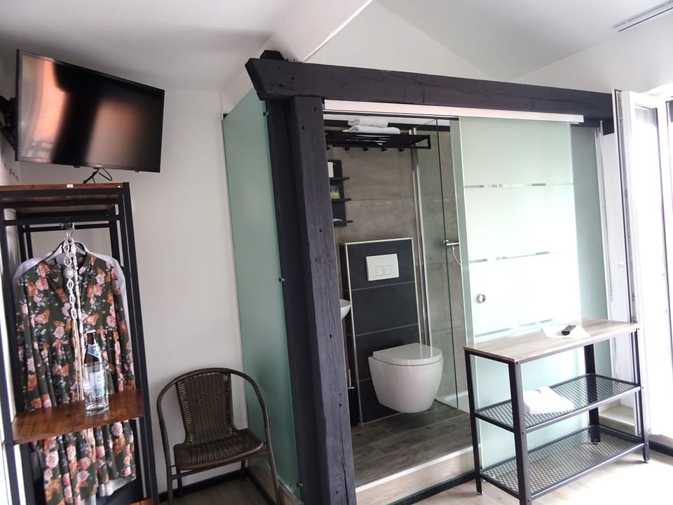 Deluxe Single Room, 1 Large Twin Bed, Balcony, Courtyard View (Nr. 1212) | Bathroom | Combined shower/tub, eco-friendly toiletries, towels, soap