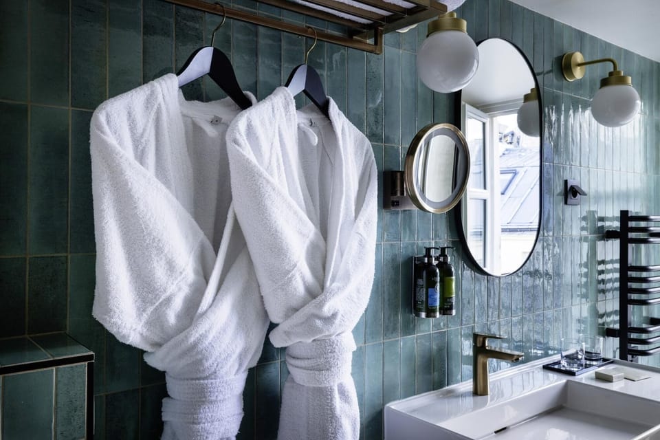 Prestige room | Bathroom | Shower, free toiletries, hair dryer, slippers