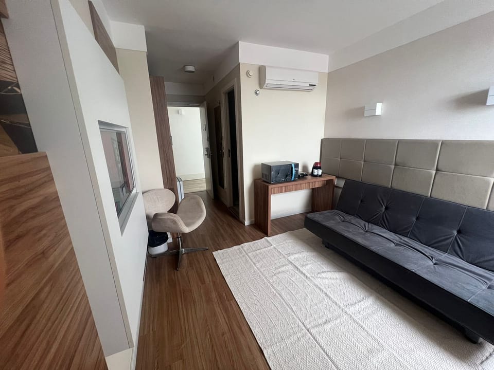 Executive Suite | Living area | 21-inch TV with cable channels