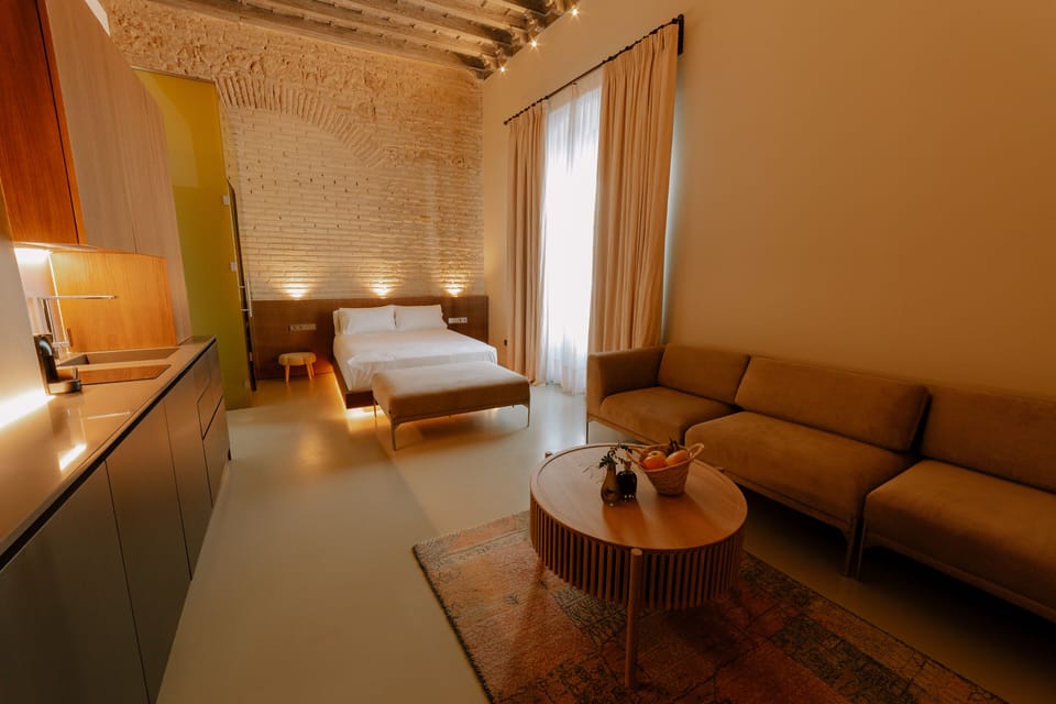 APARTAMENTO PIEDRA DE LA LUNA | Minibar, in-room safe, individually decorated, individually furnished
