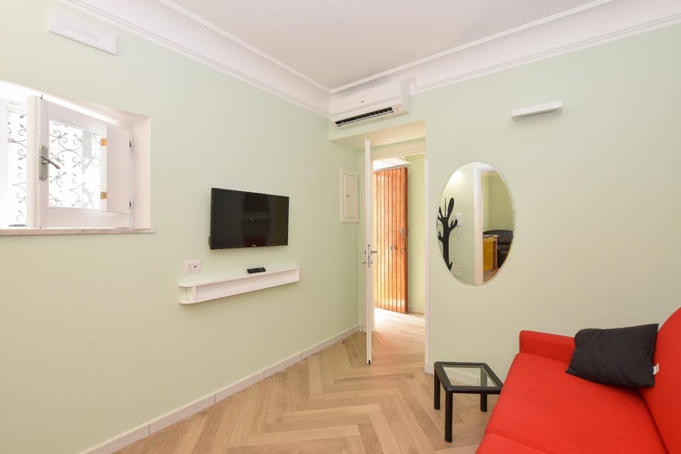 Design Studio | Living area | 32-inch flat-screen TV with satellite channels, TV