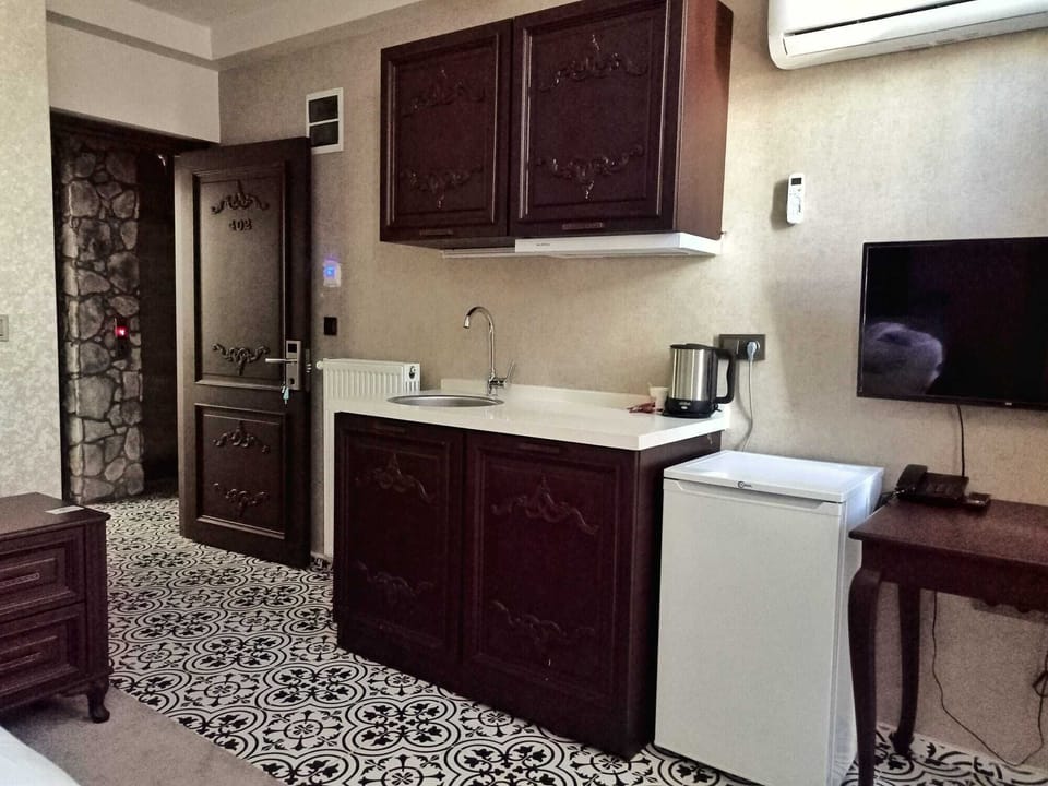 Standard Room, 1 Double Bed | Private kitchen