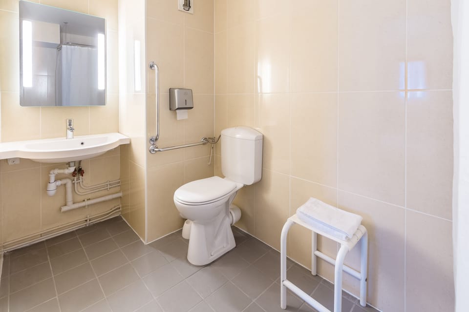 Double Room, Accessible, Non Smoking | Bathroom | Shower, hair dryer, towels