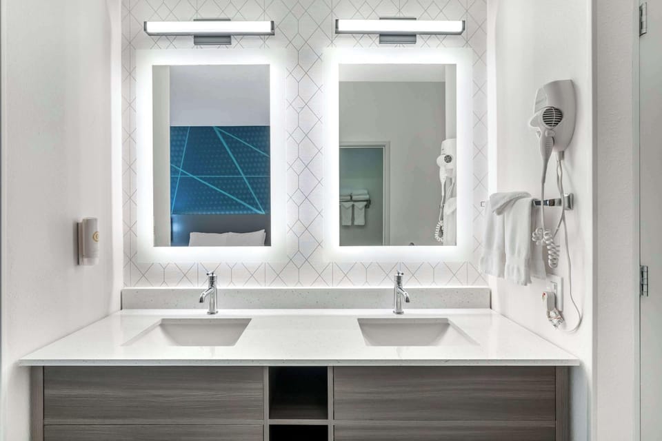 Suite, Non Smoking, Balcony | Bathroom | Combined shower/tub, hydromassage showerhead, free toiletries