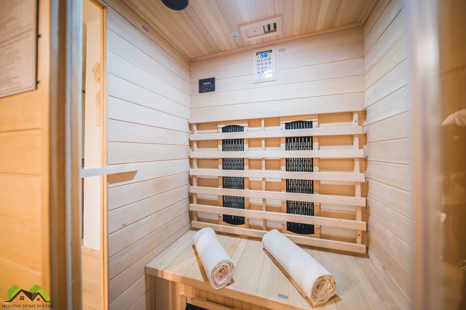 House (Two Bedroom Holiday Home with Swimmin) | Sauna