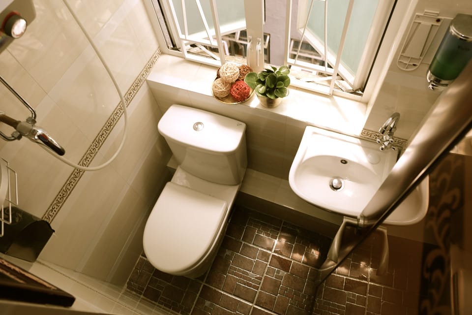 Separate tub and shower, deep soaking tub, free toiletries, hair dryer