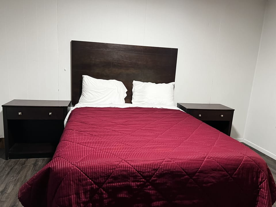 Deluxe Single Room, 1 Queen Bed, Non Smoking, Kitchenette | Free WiFi, bed sheets