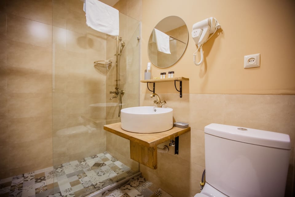 Shower, rainfall showerhead, free toiletries, hair dryer