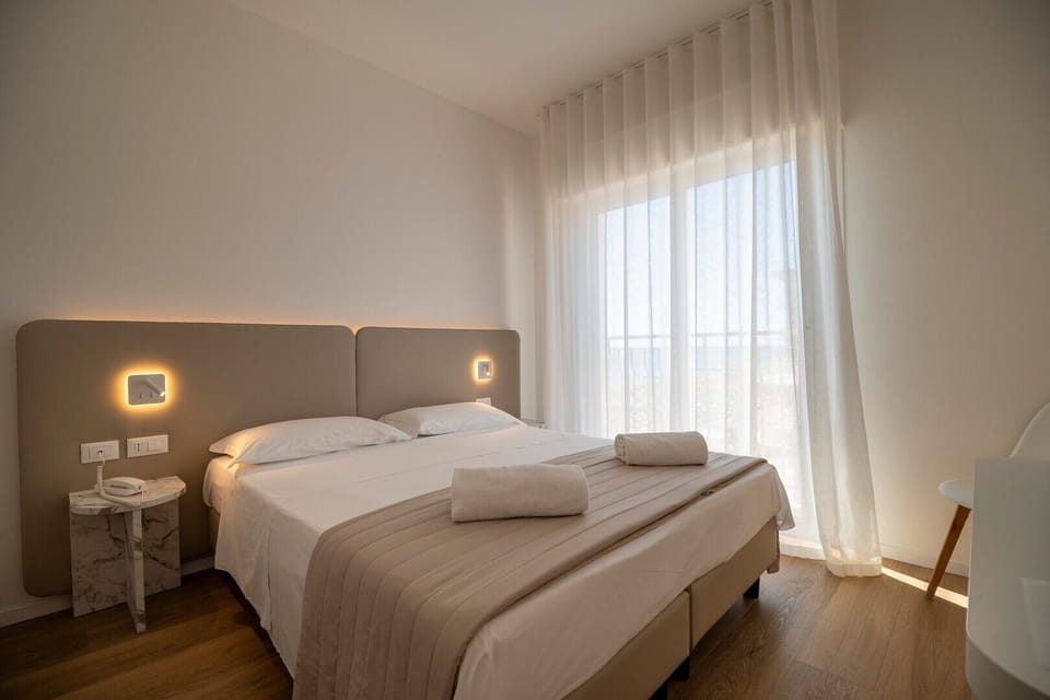 Comfort Double Room with lateral sea view | In-room safe, desk, free WiFi, bed sheets