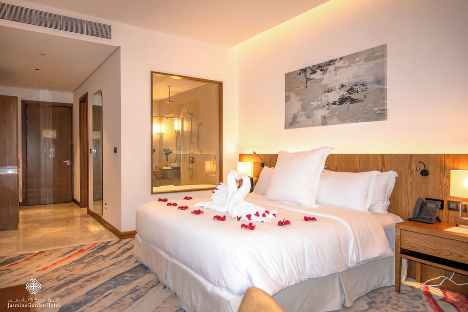 Deluxe Room | Premium bedding, pillowtop beds, in-room safe, desk