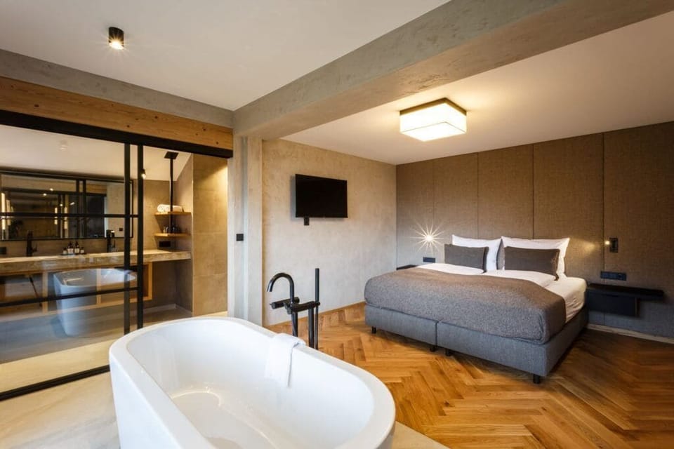 Comfort Suite | In-room safe, desk, laptop workspace, blackout drapes