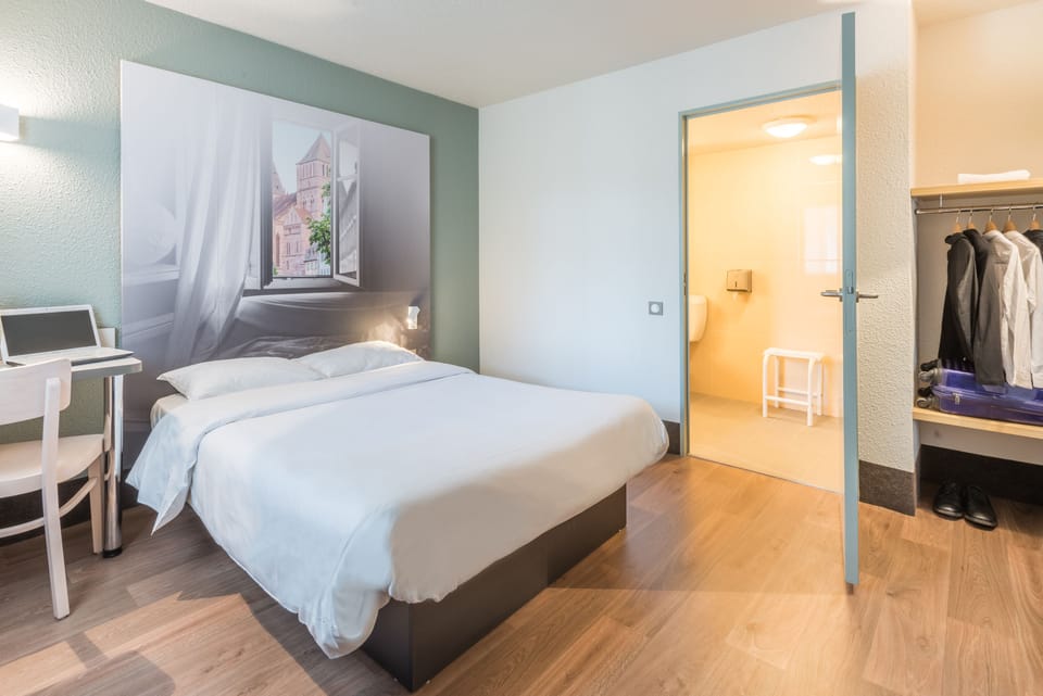 Double Room, Accessible | Premium bedding, desk, soundproofing, free cribs/infant beds