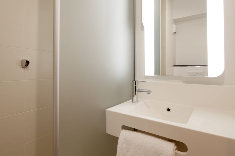 Shower, free toiletries, towels
