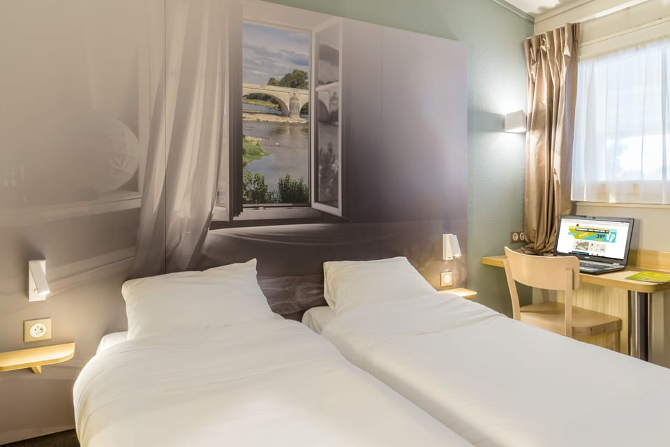 Twin Non-Smoking Room | Premium bedding, desk, soundproofing, free WiFi