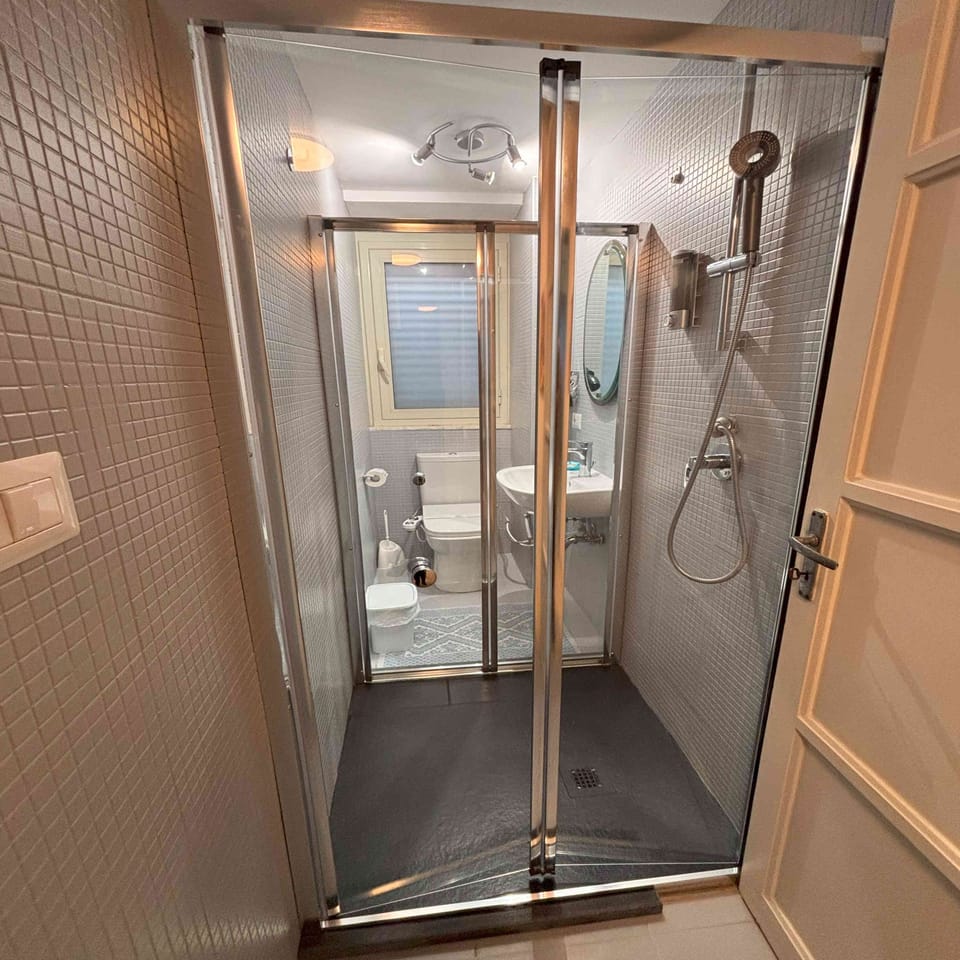 Deluxe Quadruple Room | Bathroom | Shower, rainfall showerhead, free toiletries, hair dryer