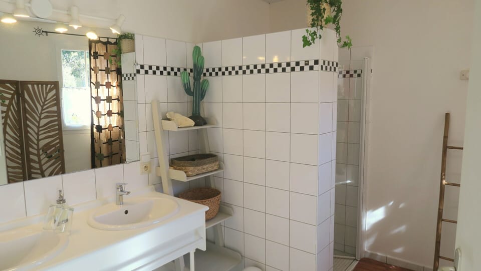 Superior Suite, Ensuite, Garden View (Le Pressoir) | Bathroom | Hair dryer, towels, soap, shampoo