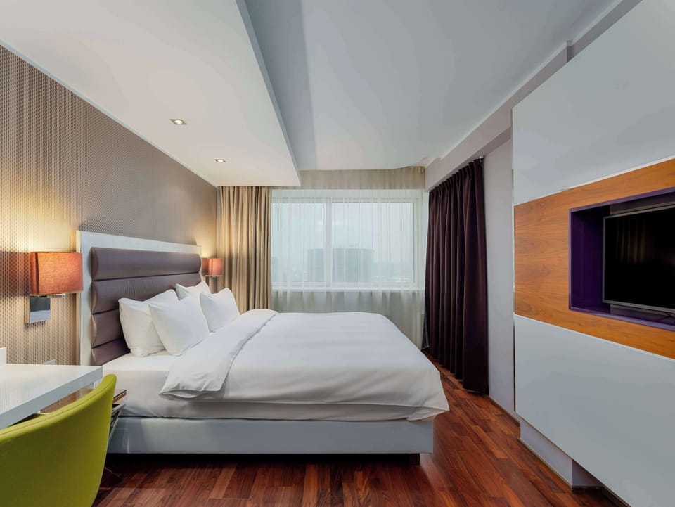 Premium Room | Hypo-allergenic bedding, in-room safe, desk, laptop workspace