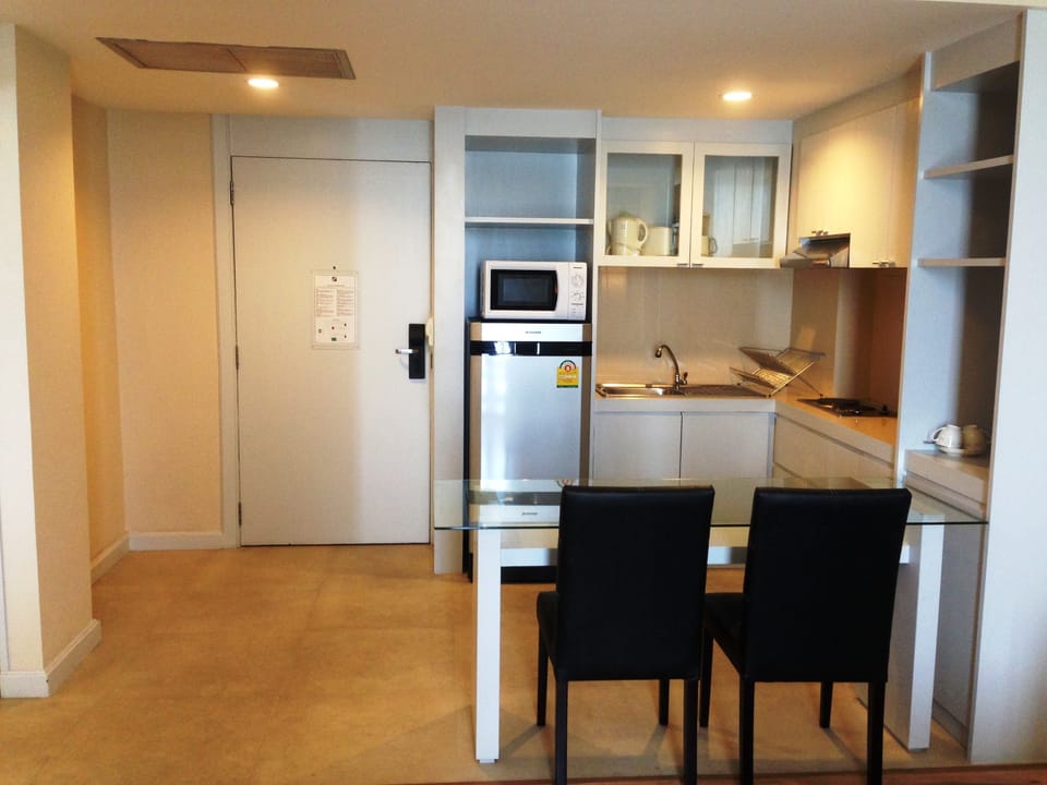 Fridge, coffee/tea maker