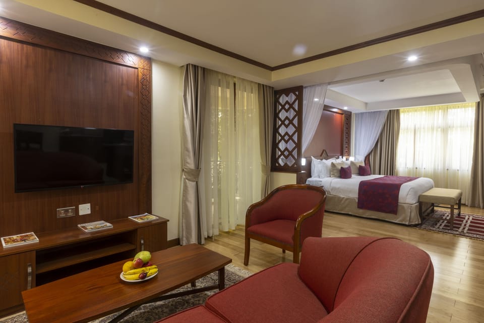 Family Suite | Minibar, desk, laptop workspace, free cribs/infant beds