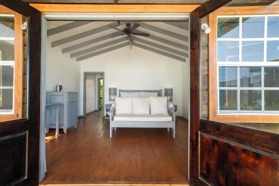 Cabin | In-room safe, blackout drapes, WiFi (free), bed sheets