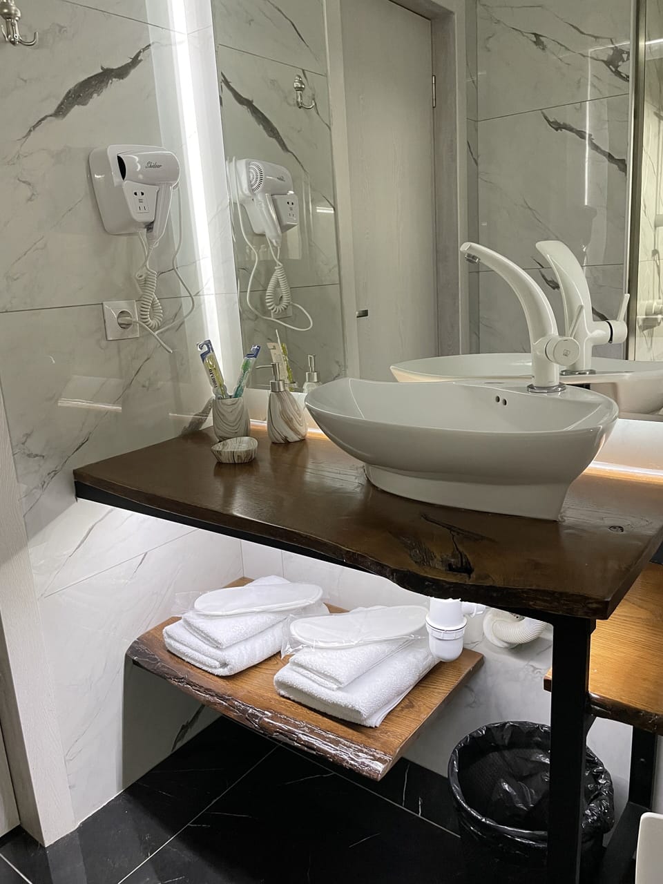 Standard Double or Twin Room, 1 Bedroom | Bathroom | Slippers, towels