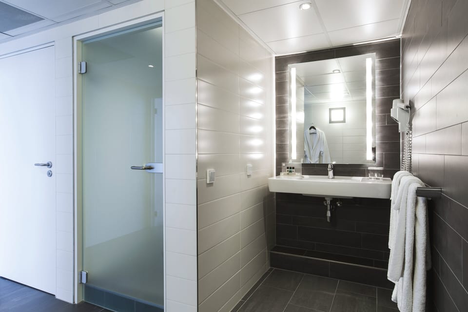 suite, 1 bedroom, | Minibar, in-room safe, desk, blackout drapes