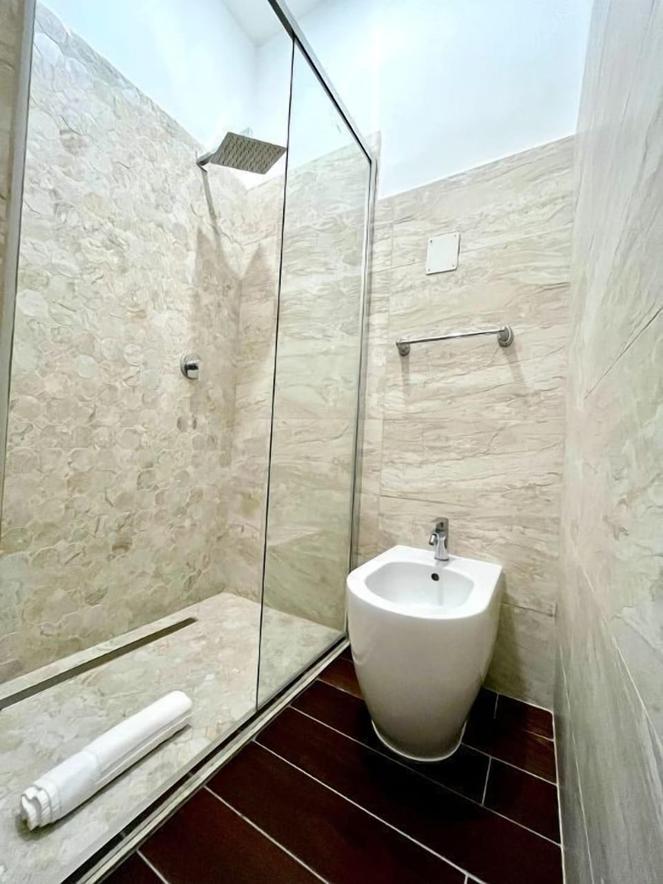 Economy Twin Room | Bathroom | Shower, rainfall showerhead, free toiletries, hair dryer