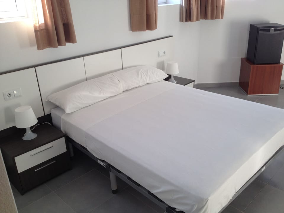 Double Room | Premium bedding, in-room safe, cribs/infant beds, rollaway beds