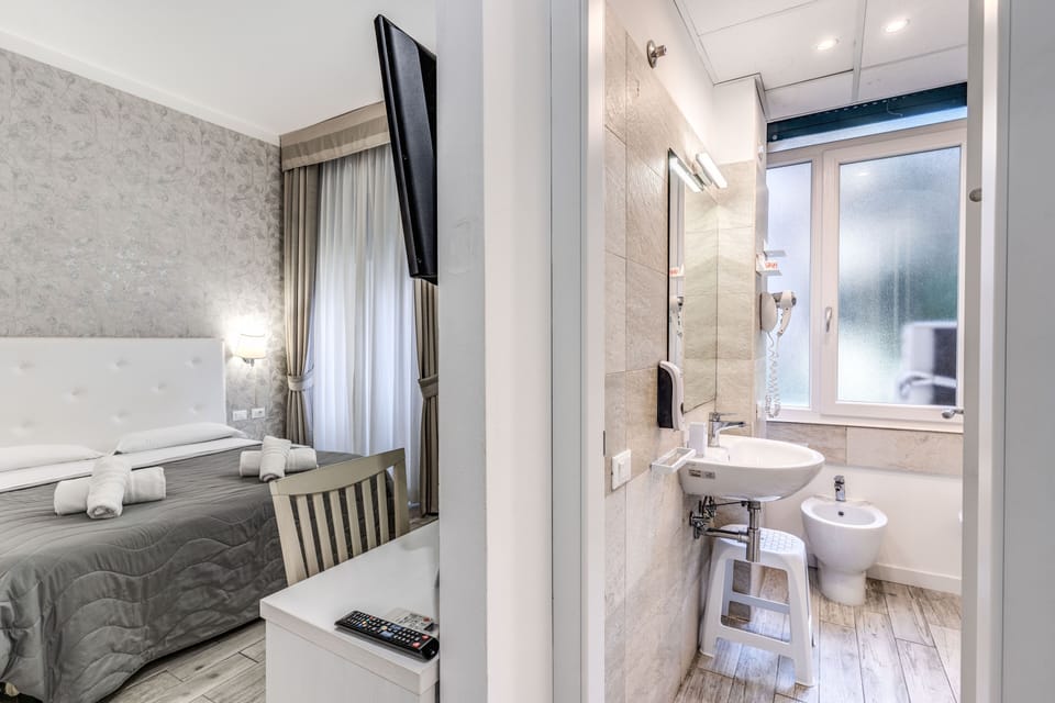 Double Room | Bathroom | Shower, free toiletries, hair dryer, bidet