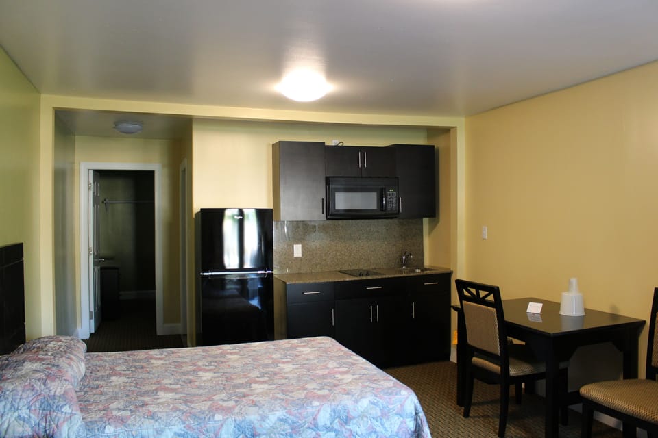 1 Bed Suite Non-Smoking - 1 Full Size Bed  | Desk, soundproofing, free WiFi, bed sheets
