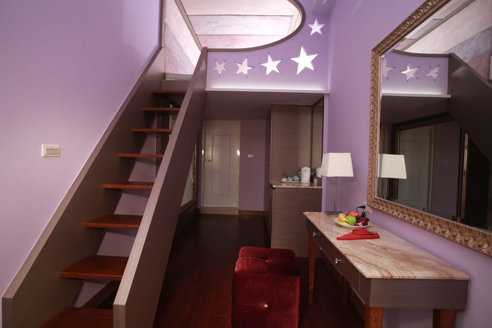 Premium bedding, down comforters, in-room safe, individually decorated