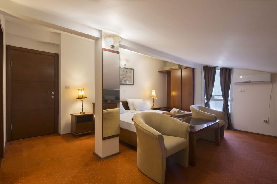 Basic Triple Room | Hypo-allergenic bedding, in-room safe, desk, soundproofing