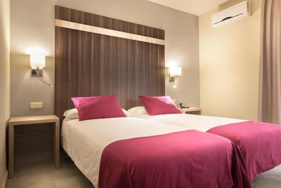 Minibar, desk, soundproofing, free WiFi