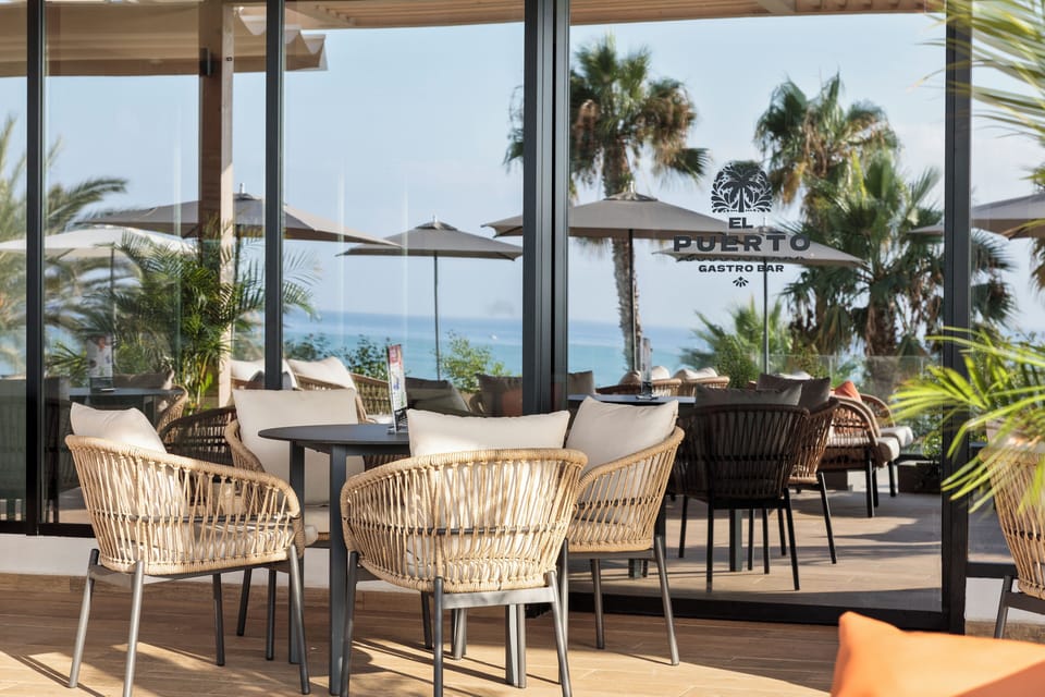 Poolside bar