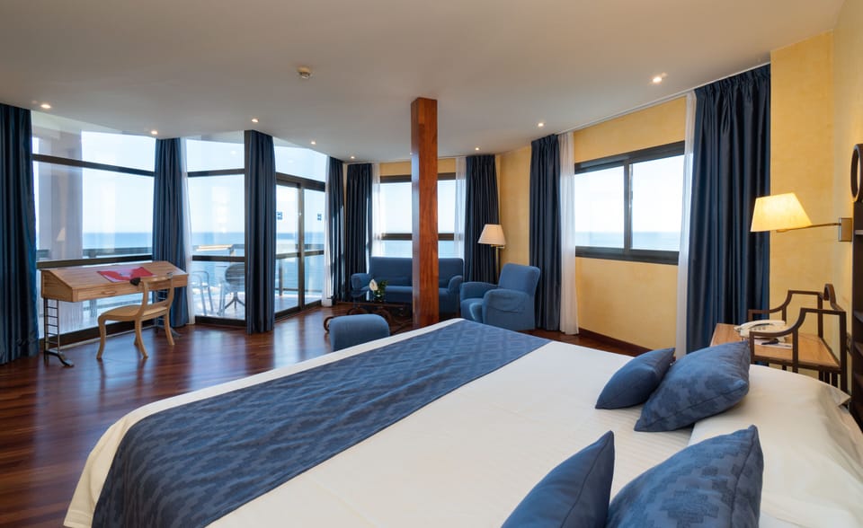 Minibar, free WiFi, bed sheets